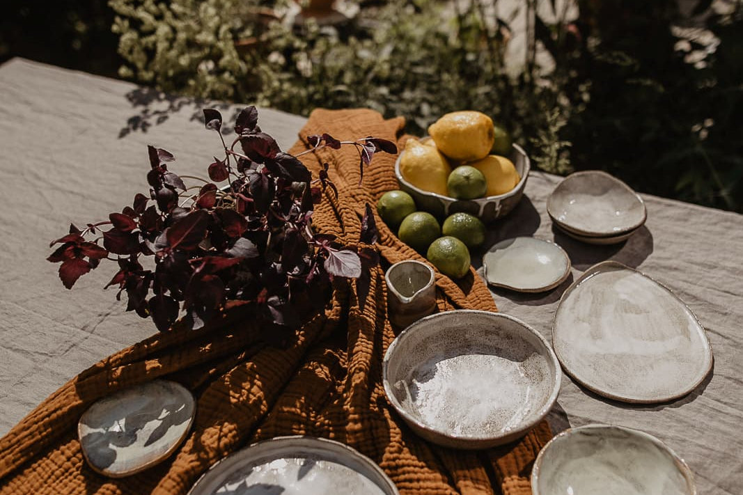Summer at the dining table: The ceramic collection "Patience" by Mesh & Cloth